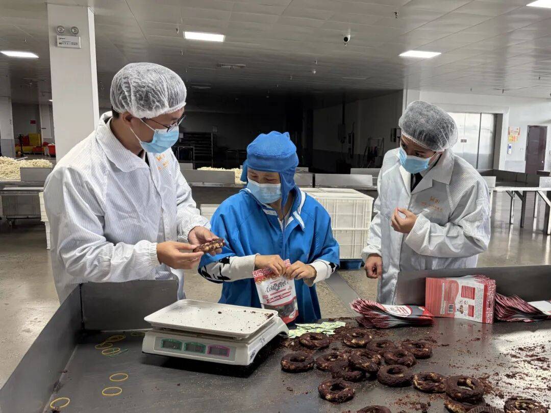 】温州平阳：宠物小镇 出口“萌”动全球pg电子免费模拟器游戏【小镇“外贸经”(图2)